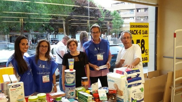 Voluntarios de 'Pinto solidario con los refugiados' durante la recogida de este fin de semana.