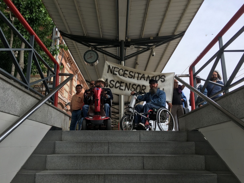 Usuarios reclaman la instalación de un ascensor en la estación de Ciempozuelos.