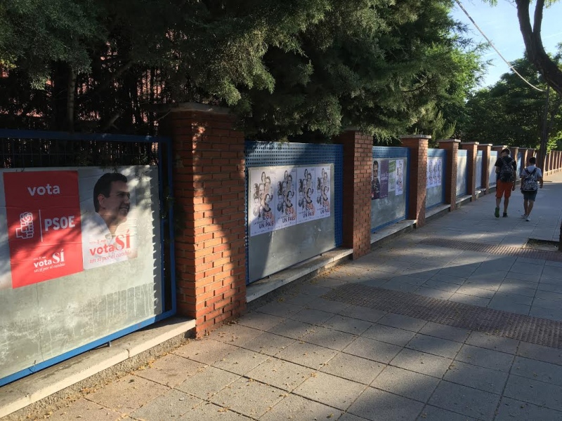 Carteles electorales en Pinto.