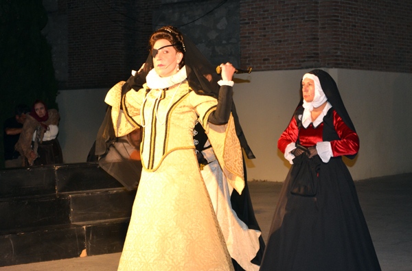 La Princesa de Éboli sale de la iglesia Santo Domigno de Silos.