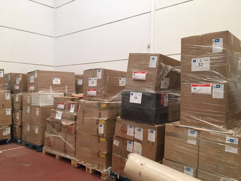 Almacén de productos donados para la campaña 'Pinto solidario con los refugiados'.