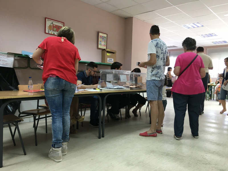 Vecinos votando en el CEIP Buenos Aires de Pinto.