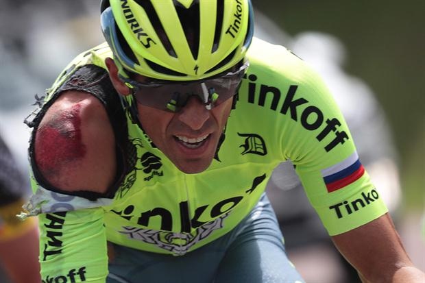 Alberto Contador tras una de sus caídas en el Tour de Francia.