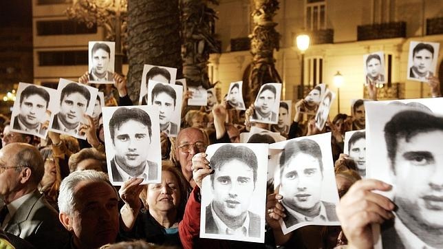 Manifestación por la muerte de Miguel Ángel Blanco | Fuente: ABC.