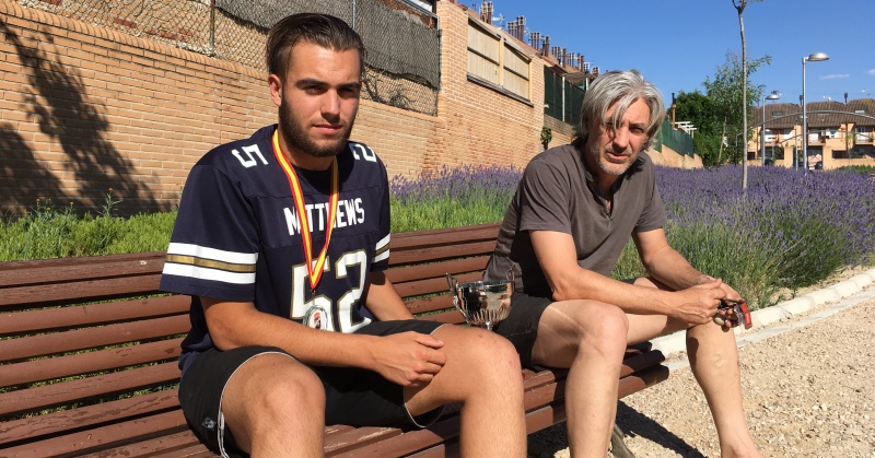 Fede y su padre Titín posan con la medalla y la copa del Campeonato de España de frontenis.