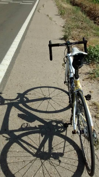 Imagen de José Eugenio en la que se aprecian las grietas de la carretera M-307.