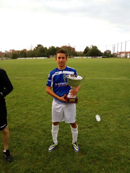 Ismael, con uno de los trofeos conseguidos en Asturias.