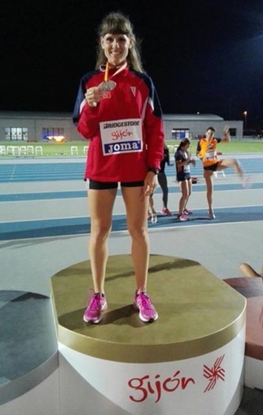 Carolina Pacheco celebra el subcampeonato de España conseguido con la AD Marathon.