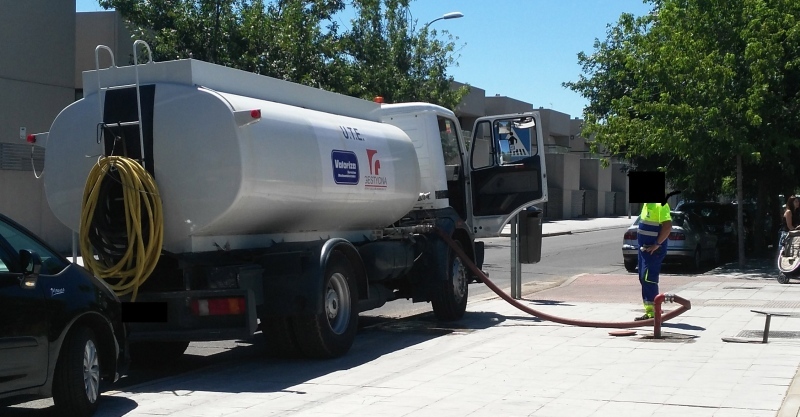 Trabajador de la UTE llenando el camión con agua | Fuente: PSOE Pinto.