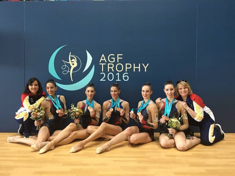 El equipo español de gimnasia rítmica celebra los dos metales conseguidos en Bakú.