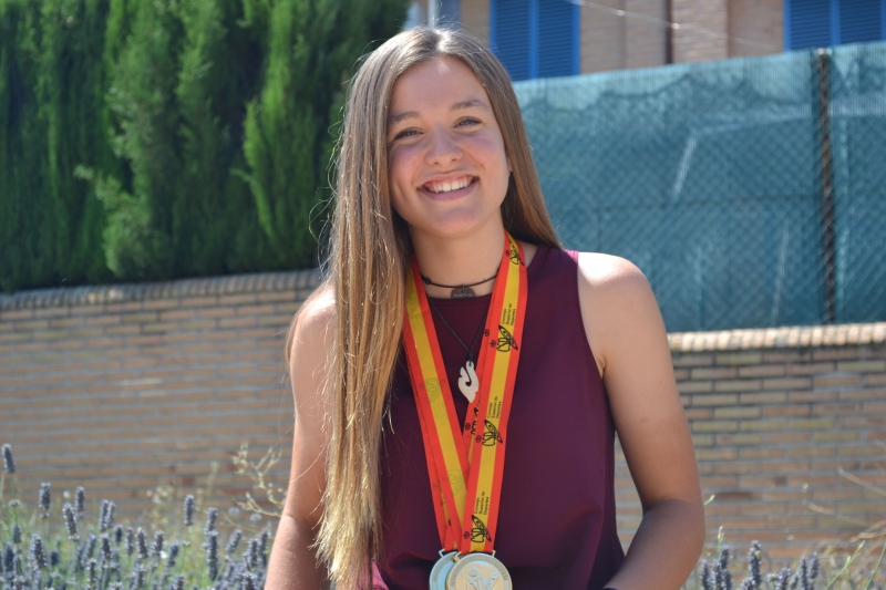 Carolina Arauz posa con las dos medallas conseguidas esta temporada.