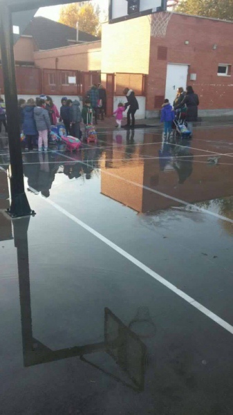 Charcos de agua del CP El Prado | Imagen: Podemos Pinto.