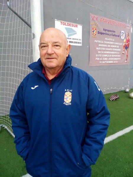 Melitón Pardo recibe la insignia de oro por sus 30 años como entrenador.