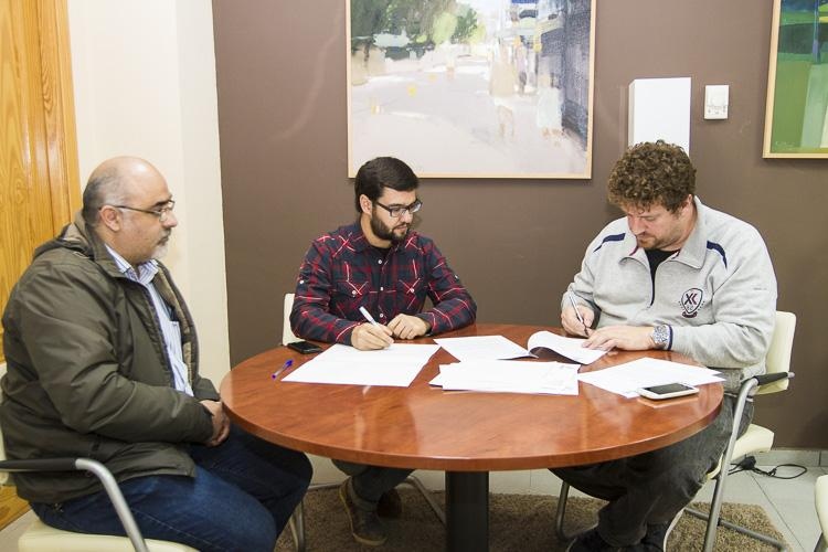 Firma del convenio entre Ecologistas en Acción y el Ayuntamiento de Pinto.