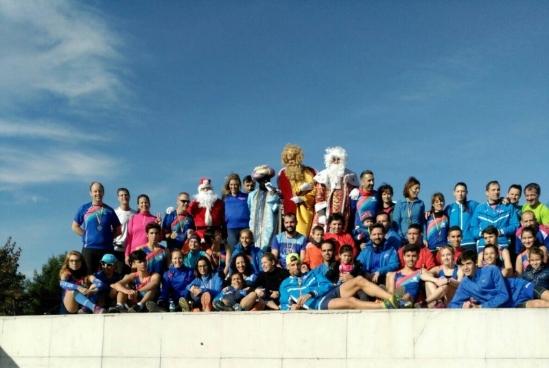 La XI Carrera solidaria de menores y I por parejas del Running Pinto recauda 200 kg de alimentos para Cáritas.