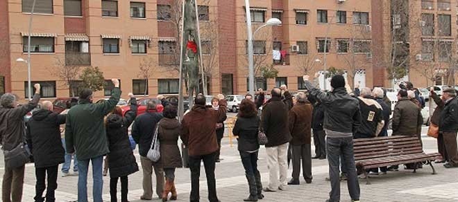 Nueva ofrenda floral en memoria de los abogados de Atocha en Pinto.