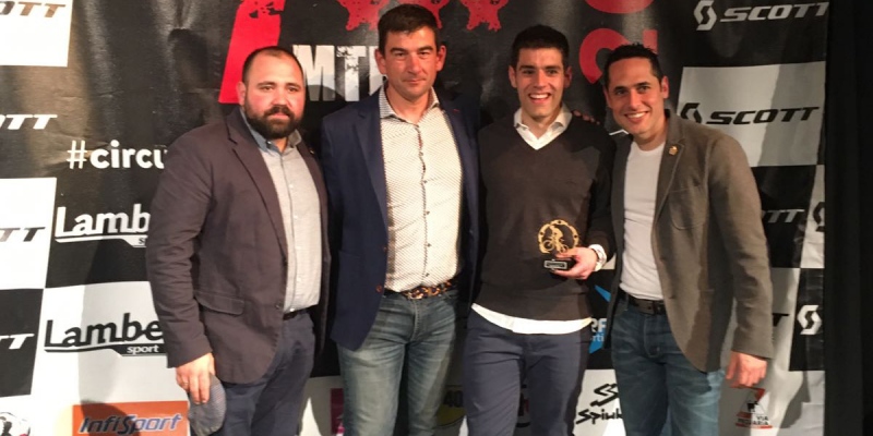 Sergio Martínez recibe el premio como tercer clasificado en el Circuito 7 Estrellas.