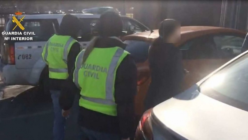 Momento de la detención de Marilú Reyna Castillo en Pinto.