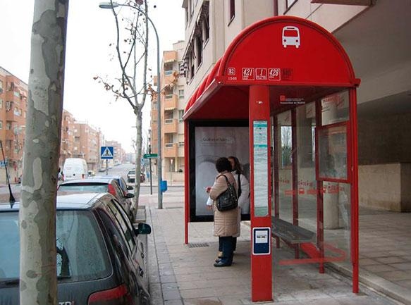 Dos paradas de autobús de Pinto contarán con paneles de información al viajero.