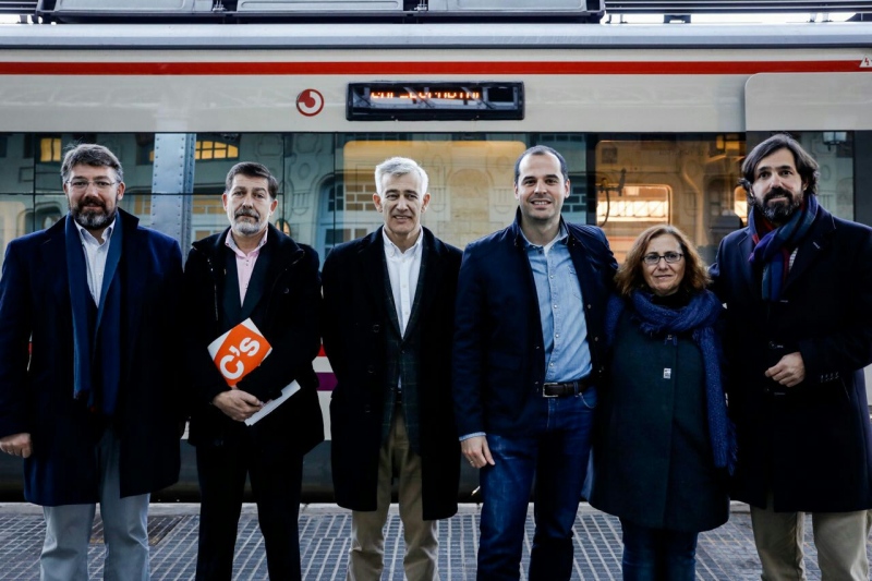 Miembros de Ciudadanos en su recorrido por la línea C3 de Cercanías.