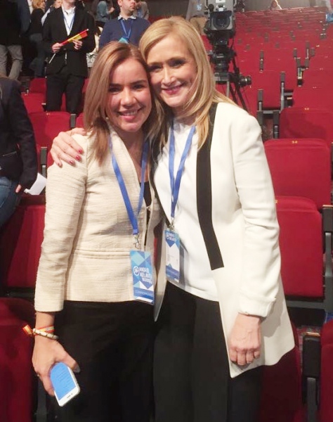 Miriam Rabaneda, secretaria de Coordinación política del PP de Madrid, junto a Cristina Cifuentes.