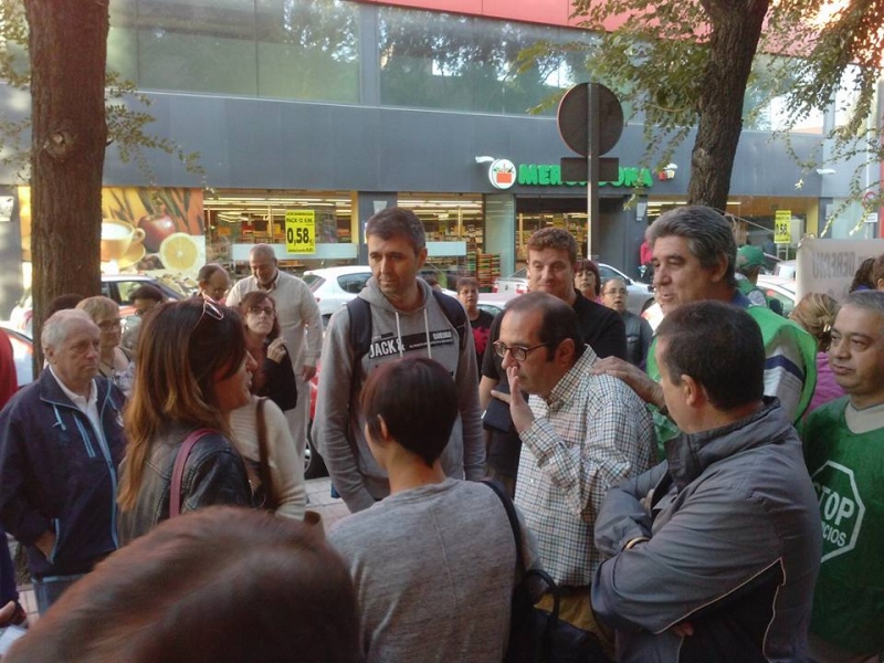 Rafael Sánchez, Ángel Suazo, Daniel Santacruz, Raúl Sánchez, Cristina Lorca y Tania Espada junto a la PAH durante la paralización de un desahucio en septiembre de 2015. | Fotografía de la PAH de Pinto.