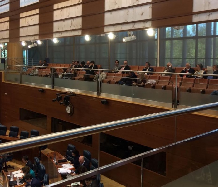 Los concejales pinteños Juan Diego Ortiz y Federico Sánchez, en la Asamblea de Madrid.