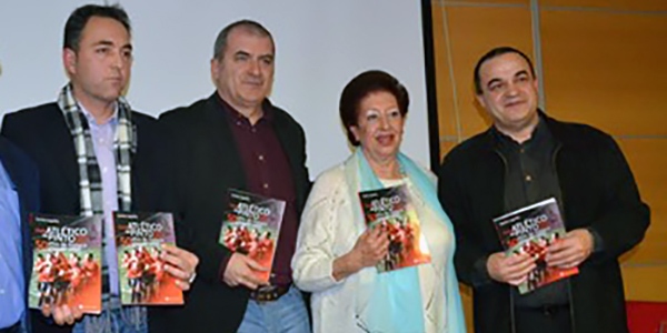 De izq a drch: Óscar Garvín, presidente del Atl. Pinto; Carlos Lapeña, escritor; Amelia del Castillo, fundadora del club; y Agustín Alfaya, editor de Zigzag.