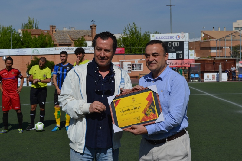 El vicepresidente del Atlético de Pinto, Luis Miguel Herreros, hizo entrega de la insignia de plata del club a Agustín Alfaya.