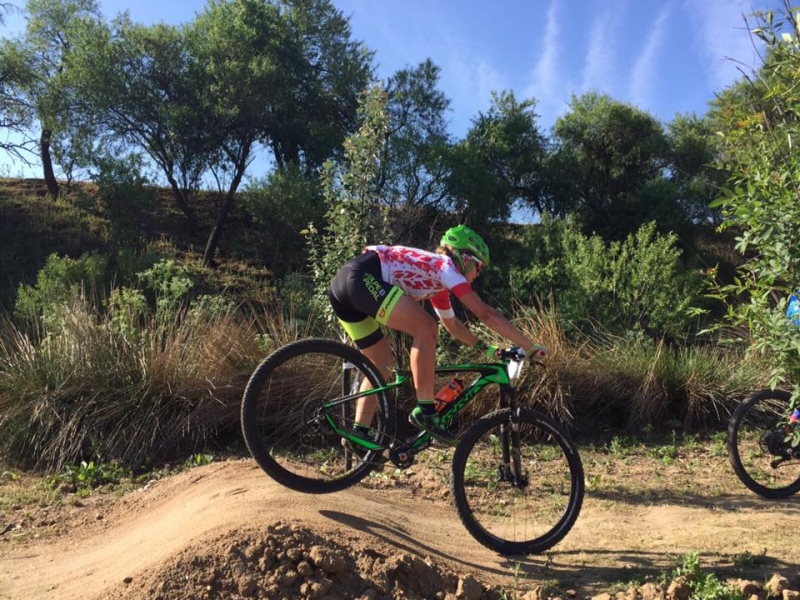 Carolina Arauz consolida su liderato en el Open de XCO de Castilla La Mancha.