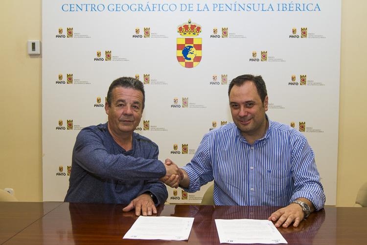 El concejal Daniel Santacruz y el representante de ID Logistics, Javier Vázquez.