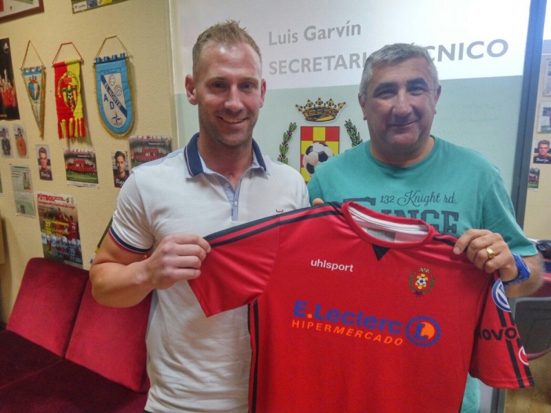 Jonathan Heredia posa con la camiseta del Atlético de Pinto.