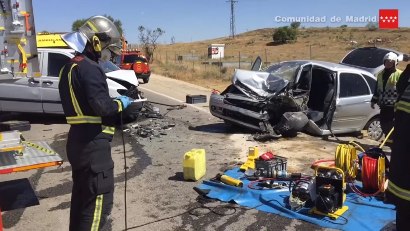 Un choque frontal entre una furgoneta y un monovolumen deja un herido grave en Pinto.