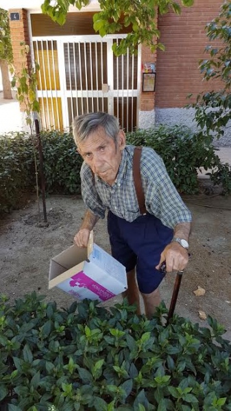 El pinteño José Muñoz recorre Pinto para ayudar a mantener sus calles limpias.