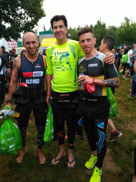 Los cuatro deportistas del Club 4BS acaban el Ironam de Vitoria.