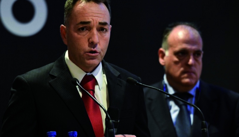 Óscar Garvín durante la asamblea de ProLiga en la que fue reelegido presidente. Al fondo Javier Tebas, presidente de LaLiga.