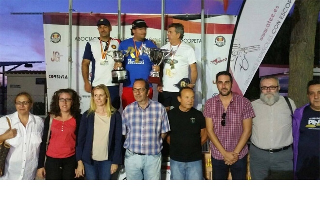 El presidente del club de tiro, alcalde, portavoces del PSOE y C's y otros concejales posan con los triunfadores de la Copa en el podio.