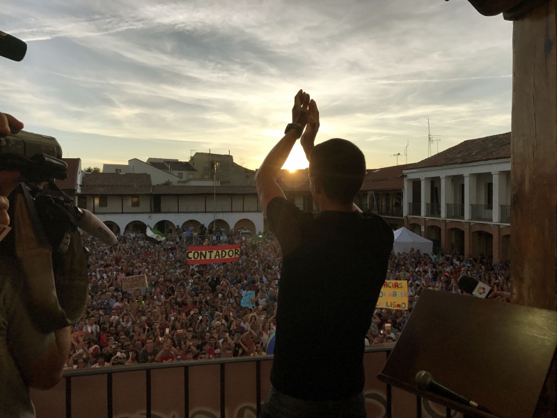 Contador agradeciendo el cariño de Pinto.