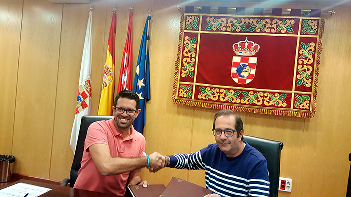 Firma del convenio con el club Alberto Contador.