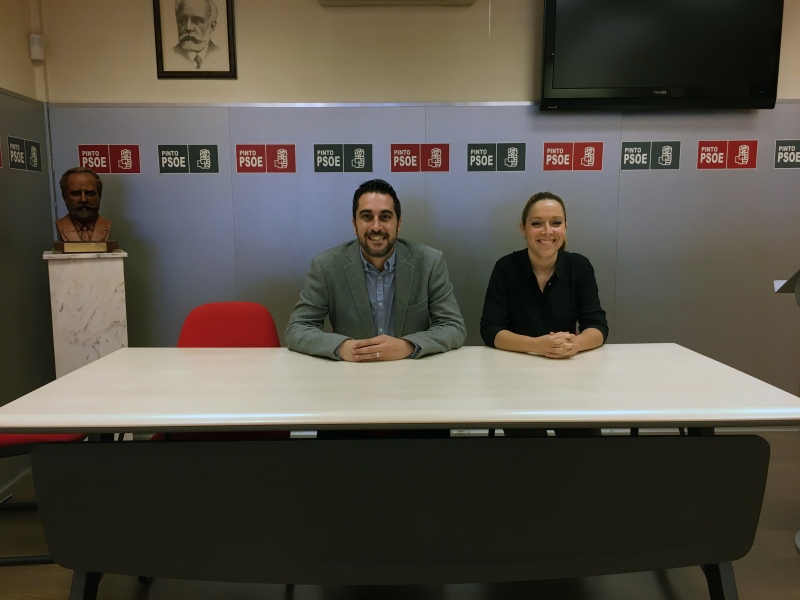 El portavoz del PSOE de Pinto Juan Diego Ortiz junto a su compañera Lorena Morales.