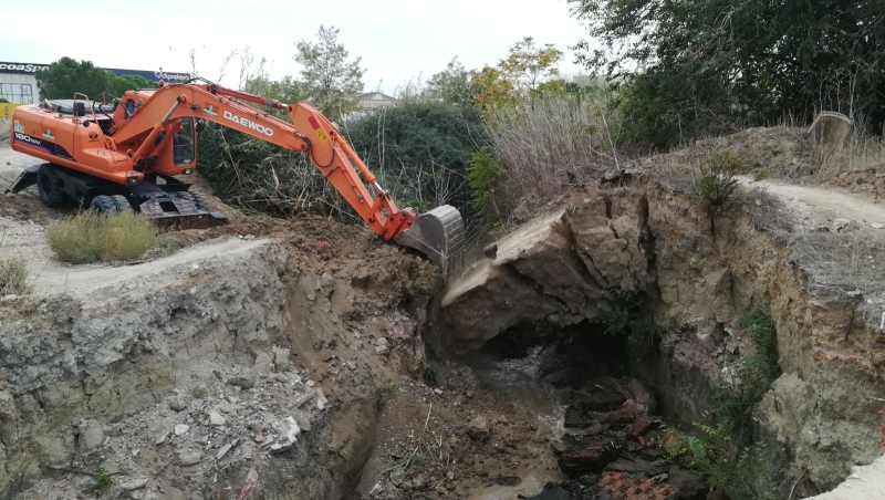 El Ayuntamiento derriba el puente del Arroyo Culebro.