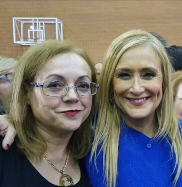 Azucena Díaz (izq) junto a la presidenta regional Cristina Cifuentes (drch).