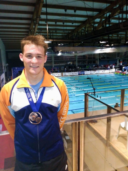 Raúl Sánchez se hace con tres bronces en el Campeonato de España de natación.
