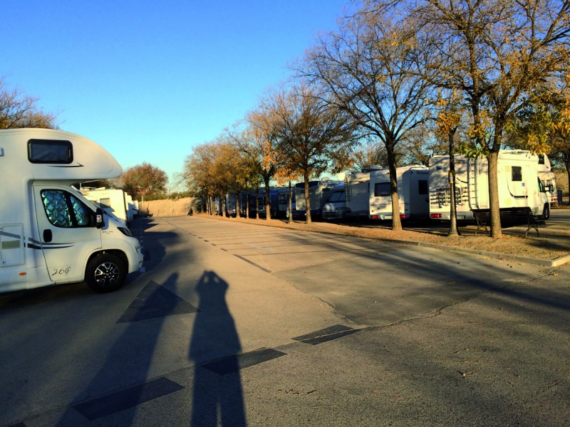 El área de autocaravanas, lleno hasta la bandera.