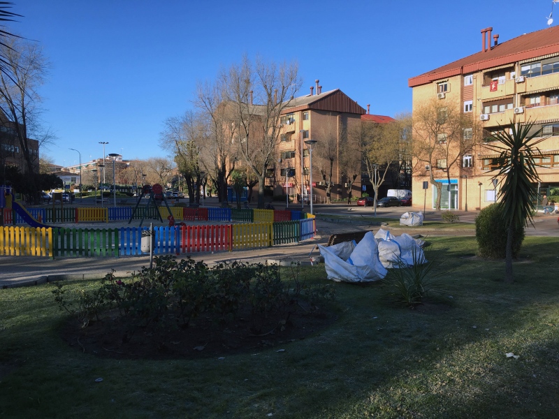 Talados once árboles “enfermos” del parque de las víctimas del terrorismo.