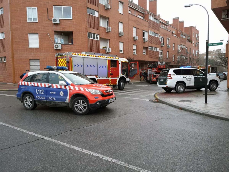 Dos heridos leves por un incendio en un garaje en Pinto.