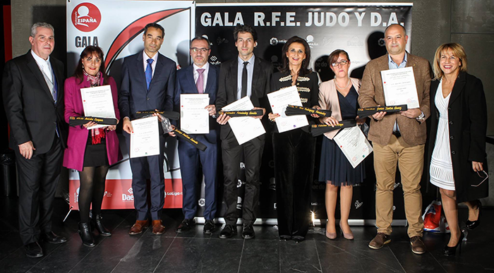Pinto recibe el cinturón negro de la Federación Española de Judo.