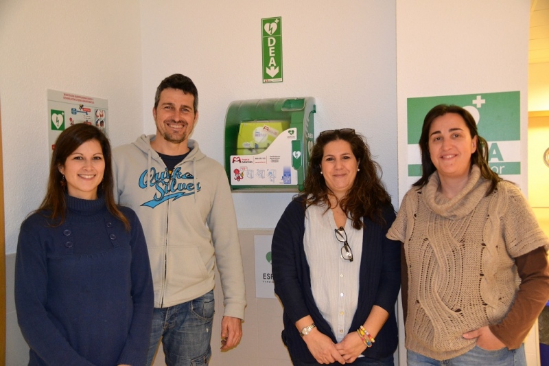 Profesores del centro Eloy Saavedra de Ciempozuelos junto al nuevo desfibrilador.