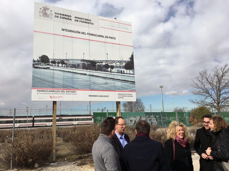 Alcaldes y representantes socialistas frente al cartel anunciador del apeadero de La Tenería.