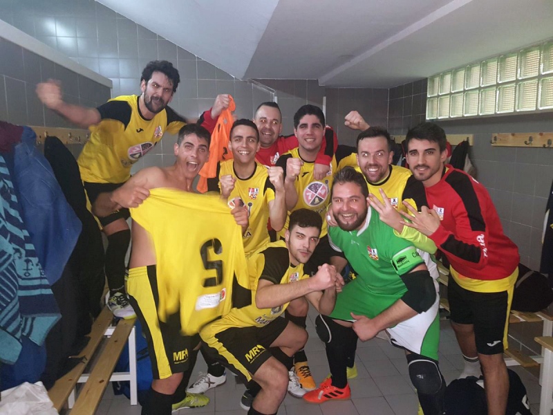 Primer equipo del Futsal Pinto tras la victoria ante el líder.